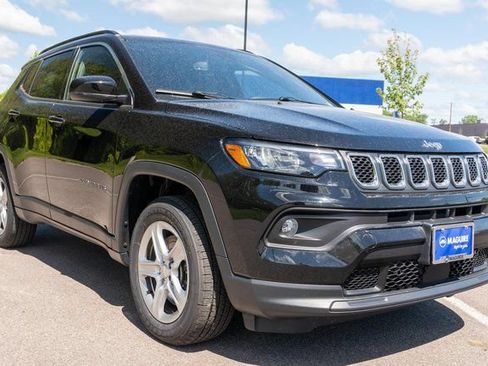 Used 2023 Jeep Compass Latitude w/ Convenience Group AWD/4WD image 4