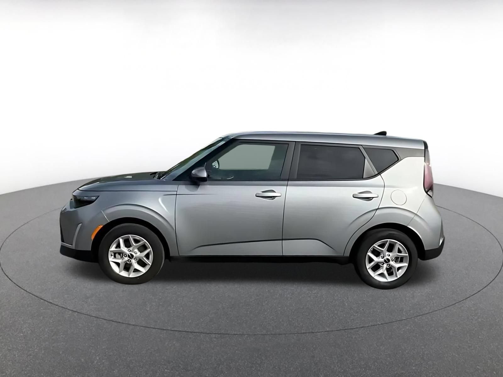 Used 2025 Kia Soul LX w/ LX Technology Package FWD image 8