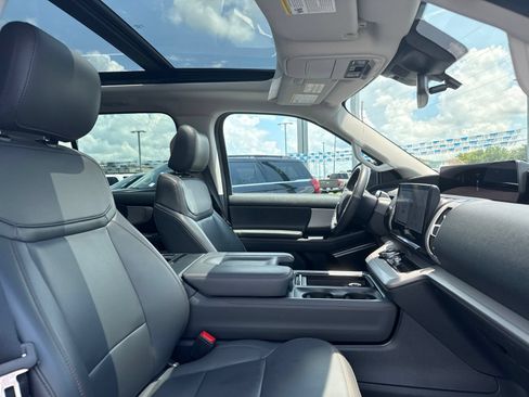 Used 2025 Ford Expedition Active RWD image 16