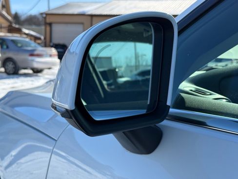 Used 2023 Volvo XC40 B5 Plus image 23