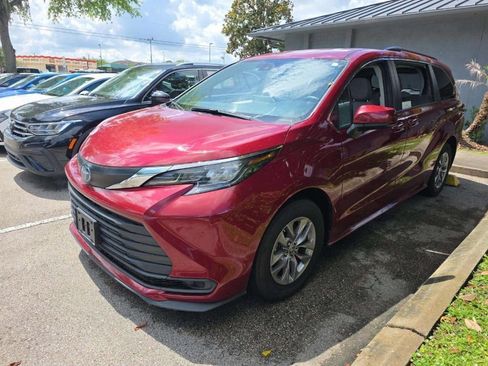Used 2024 Toyota Sienna LE FWD image 2