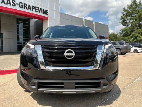 Used 2025 Nissan Pathfinder SV FWD image 3