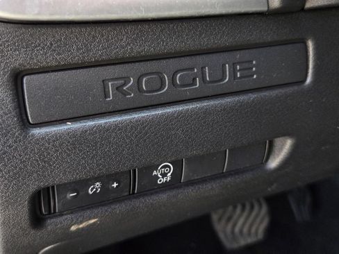 Used 2025 Nissan Rogue S FWD image 17