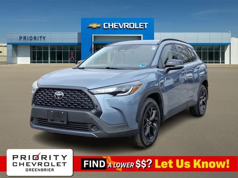 Used 2025 Toyota Corolla Cross LE image 1