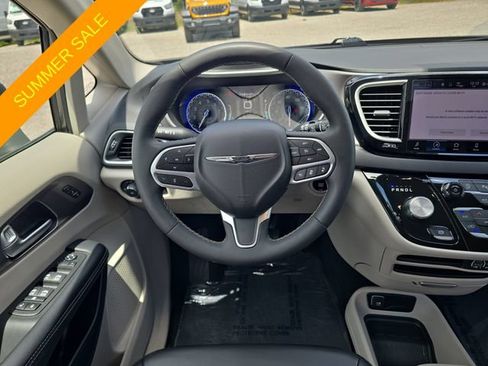 Used 2023 Chrysler Pacifica Touring-L FWD image 10