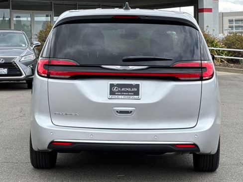 Used 2024 Chrysler Pacifica Touring-L FWD image 8