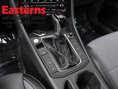 Used 2025 Volkswagen Jetta SE FWD image 13
