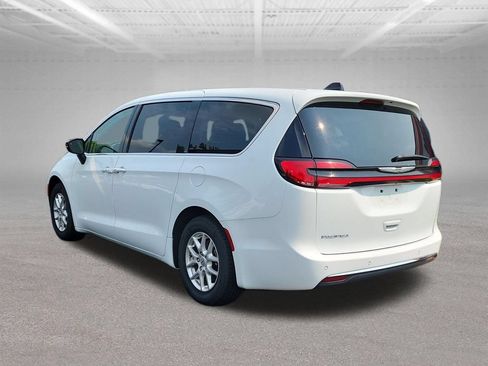 Used 2024 Chrysler Pacifica Touring-L FWD image 3