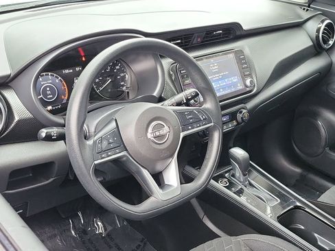 Used 2022 Nissan Kicks SV image 3