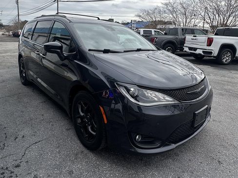 Used 2020 Chrysler Pacifica Touring-L image 3