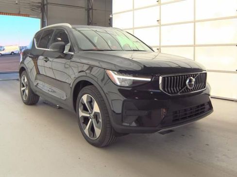 Used 2025 Volvo XC40 B5 Core AWD/4WD image 4