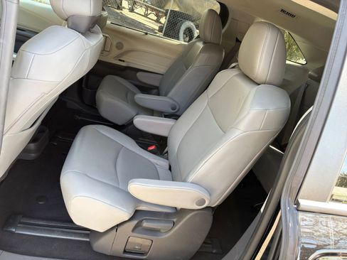 Used 2024 Toyota Sienna XLE image 38