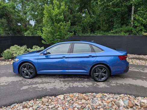 Used 2022 Volkswagen Jetta SE w/ Panoramic Sunroof Package FWD image 2