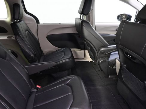 Used 2024 Chrysler Pacifica Touring-L image 18