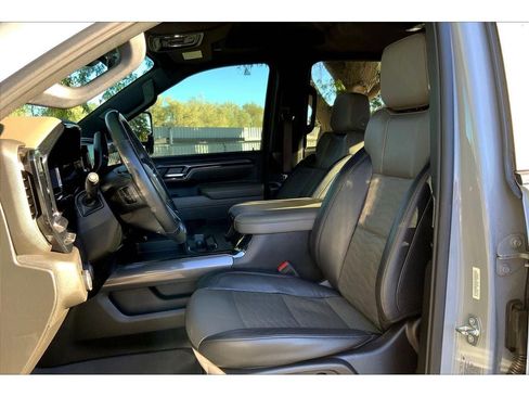 Used 2024 Chevrolet Silverado 2500 ZR2 w/ Technology Package image 27