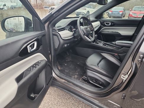 Used 2024 Jeep Compass Limited image 10
