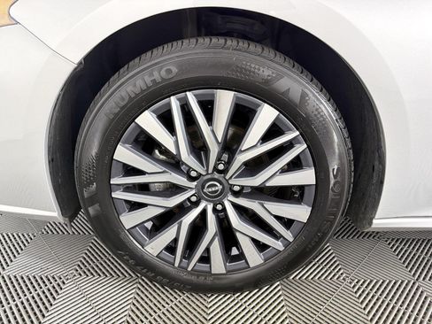 Used 2025 Nissan Altima 2.5 SV FWD image 9
