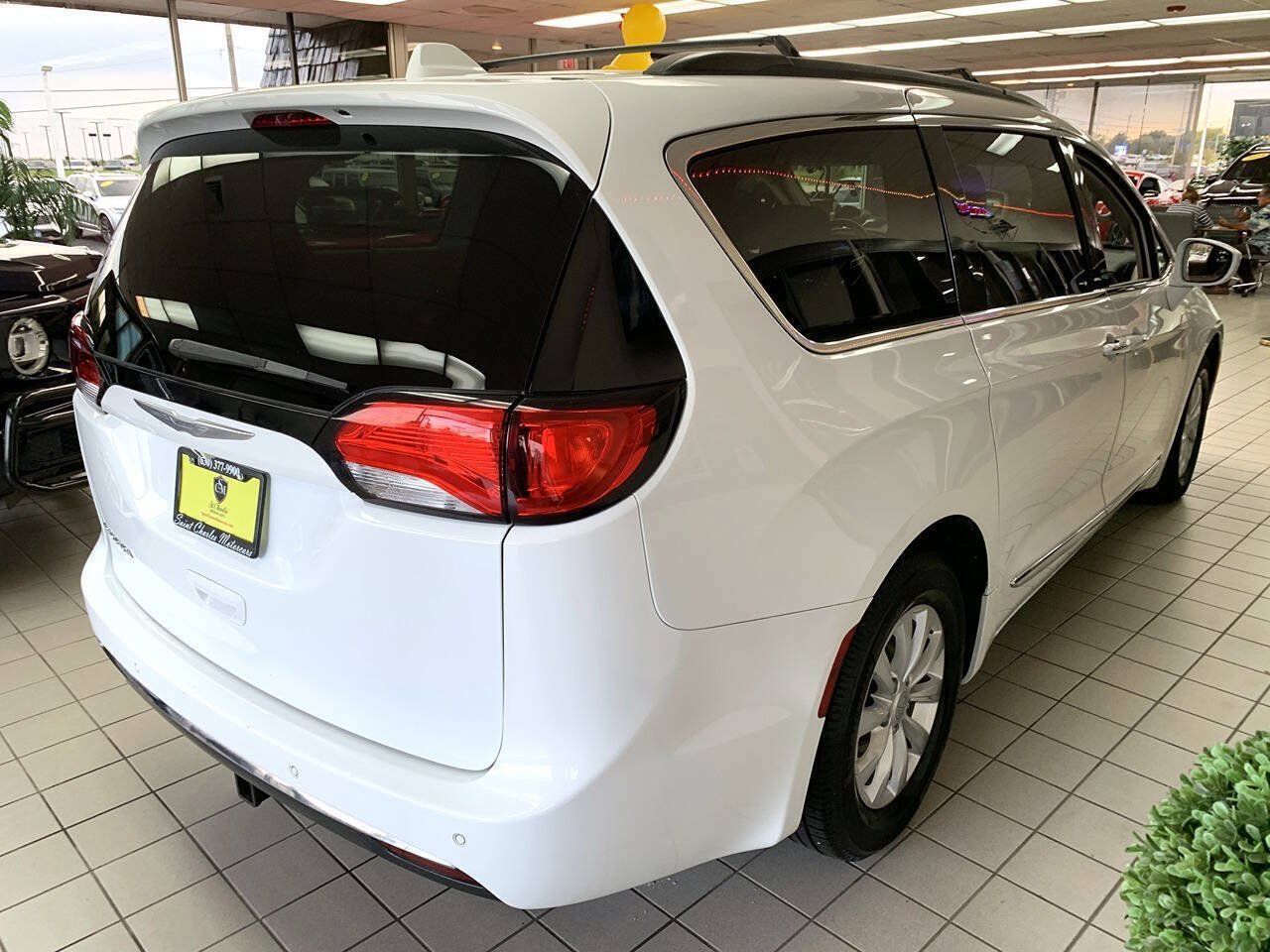Used 2017 Chrysler Pacifica Touring-L FWD image 8