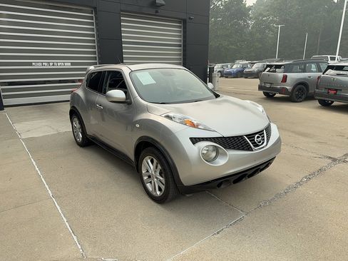 Used 2011 Nissan Juke SV AWD/4WD image 2