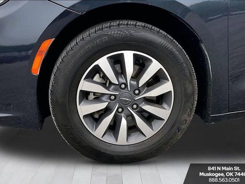 Used 2021 Chrysler Pacifica Touring-L FWD image 33