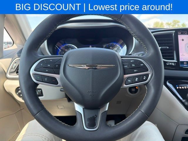 Used 2023 Chrysler Pacifica Touring-L FWD image 52