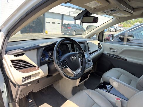Used 2020 Toyota Sienna XLE w/ XLE Navigation Package AWD/4WD image 9