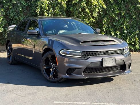 Used 2018 Dodge Charger R/T RWD image 1