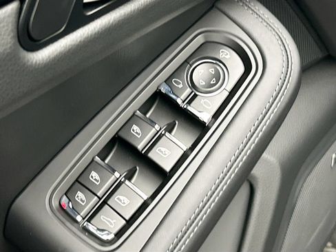 Used 2026 Porsche Macan AWD/4WD image 24