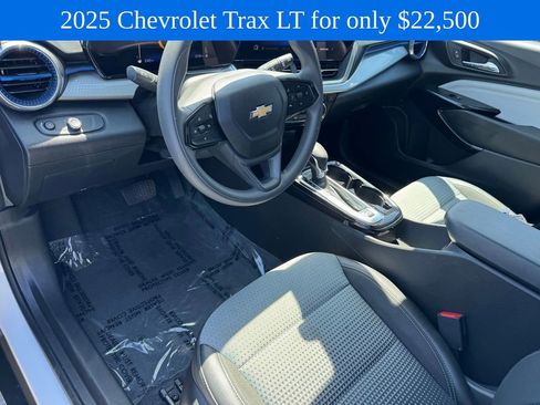 Used 2025 Chevrolet Trax LT FWD image 14