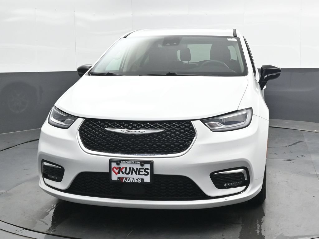 Used 2024 Chrysler Pacifica Touring-L FWD image 6