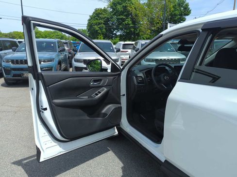 Used 2024 Nissan Rogue SV FWD image 11