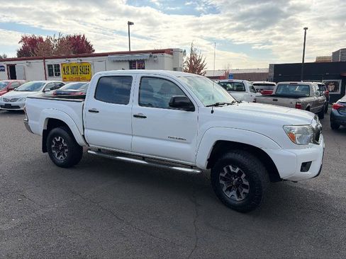 Used 2015 Toyota Tacoma PreRunner w/ SR5 Package image 3