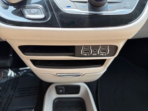 Used 2022 Chrysler Voyager LX FWD image 22