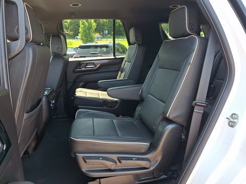 Used 2025 GMC Yukon Elevation w/ LPO, Yukon Black Package AWD/4WD image 11