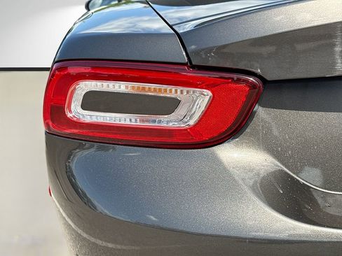 Used 2019 FIAT 124 Spider Lusso w/ Navigation & Sound Group RWD image 10