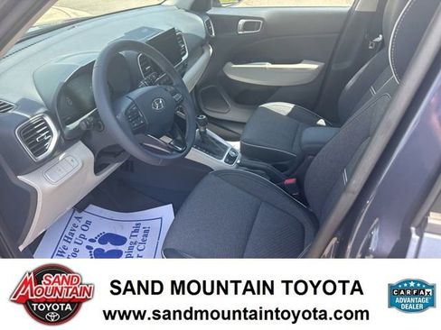 Used 2024 Hyundai Venue Limited FWD image 11