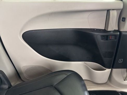 Used 2019 Chrysler Pacifica Touring-L image 26