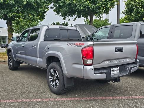 Used 2016 Toyota Tacoma TRD Sport w/ Premium & Technology Package AWD/4WD image 2
