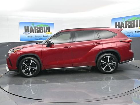 Used 2022 Toyota Highlander XSE FWD image 2
