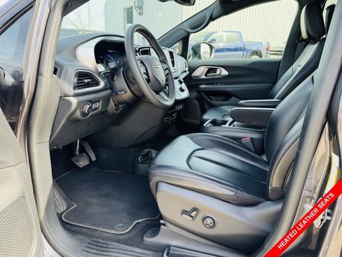 Used 2023 Chrysler Pacifica Touring-L w/ Uconnect Theater Family Group image 3