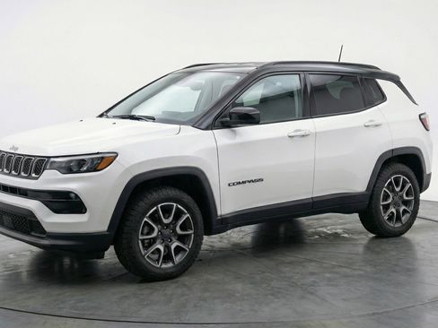 Used 2025 Jeep Compass Trailhawk AWD/4WD image 3