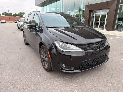 Used 2020 Chrysler Pacifica Limited FWD image 2