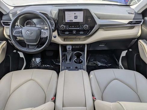 Used 2025 Toyota Highlander XLE FWD image 17