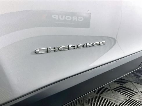 Used 2021 Jeep Cherokee Latitude Plus image 30