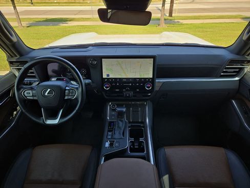 Used 2024 Lexus GX 550 w/ Accessory Package (31) AWD/4WD image 14