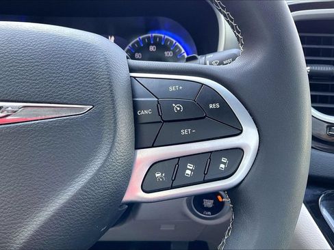 Used 2023 Chrysler Pacifica Touring-L FWD image 19