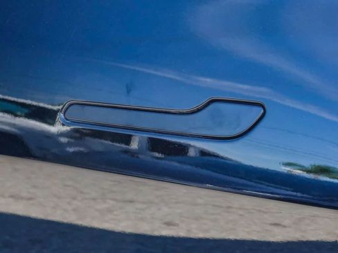 Used 2022 Tesla Model Y Long Range image 10