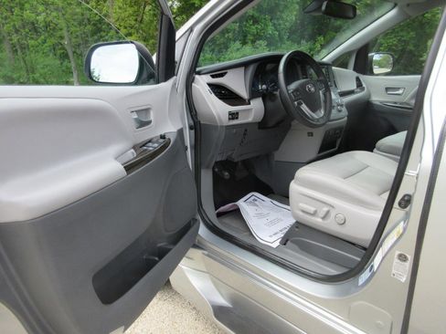 Used 2020 Toyota Sienna XLE w/ XLE Navigation Package FWD image 39