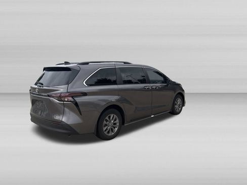 Used 2023 Toyota Sienna XLE AWD/4WD image 4