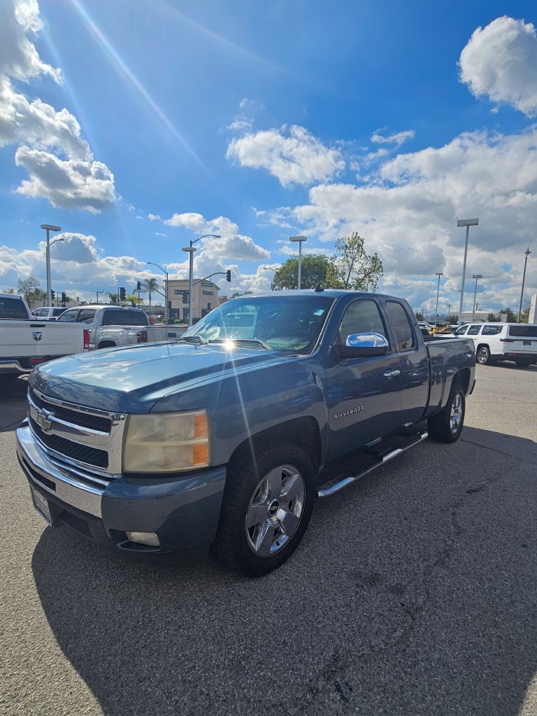 Used 2011 Chevrolet Silverado 1500 LT w/ Texas Edition RWD image 2